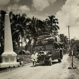 Bus Tujuan Bukittinggi Di Tugu Khatulistiwa Bonjol Pasaman, Tahun 1930-1950