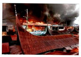 Foto 27 Tampak Dari Belakang Pusat Pertokoan Pasar Atas, Api Membesar