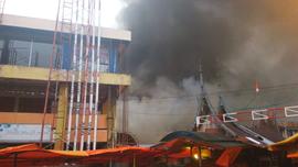 Foto 72 Asap Kebakaran Dilihat dari Gedung Pasar Atas Bukittinggi