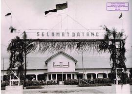Pintu Gerbang dalam Perayaan Pelantikan Gubernur Militer Riau Tahun 1957