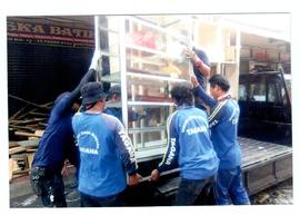 Foto 39 Pasukan Tim Tagana (Taruna Siaga Bencana)  Membantu Mengevakuasi Barang-barang Pedagang