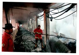 Foto 45 Tim Evakuasi Sedang Berkarja Membersihkan Sisa Puing-puing Kebakaran (Foto 2)