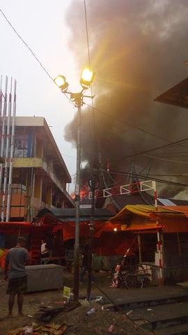 Foto 73 Kebakaran Dilihat dari samping Gedung Pasar Atas Bukittinggi