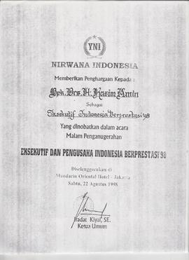 Drs. H. Kasim Amin menerima penghargaan sebagai Eksekutif Indonesia Berprestasi 1998