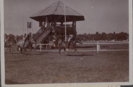 Pacu Kuda sedang Berlangsung di Arena Pacuan Kuda Fort de Kock Zaman Kolonial Belanda