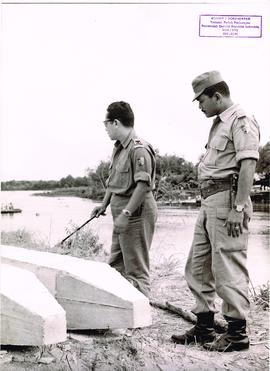 KMST bersama Bupati Berbincang tentang Pembangunan Jembatan sampai selesai di Muaro Mahat Tahun 1957