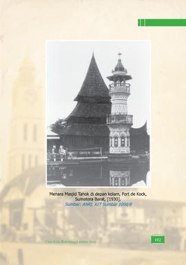 Menara Mesjid Tahok di Depan Kolam, Fort de Kock, Sumatera Barat, 1930