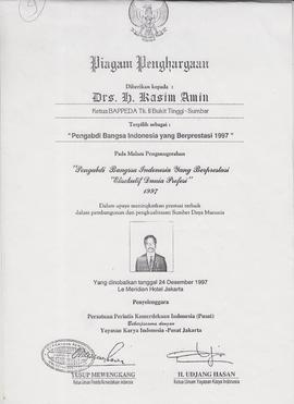 Piagam Penghargaan diberikan kepada Drs. H. Kasim Amin (Ketua Bappeda Tk. II Bukittinggi Sumatera...