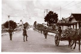 Iring-iringan Pasukan Tank Memasuki Kota Bukittinggi