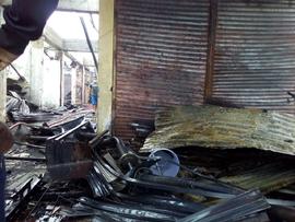 Foto 71 Puing-Puing Kebakaran Pasar Atas di Lantai II