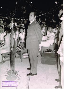 Pelajar dan Masyarakat Merayakan Upacara Peringatan 1 Tahun Dewan Benteng Tahun 1957 (foto ke-2)