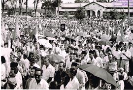 Pelajar dan Masyarakat Ikut Merayakan Upacara Peringatan 1 Tahun Dewan Benteng Tahun 1957 di Lapa...