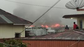 Foto 54 Masyarakat Melihat dari Rumahnya Tampak Api Sudah Menjalar Ke mana-mana