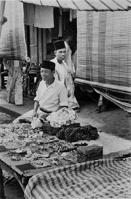 Pedagang Mainan Dan Aksesoris Di Pasar Atas Tahun 1939