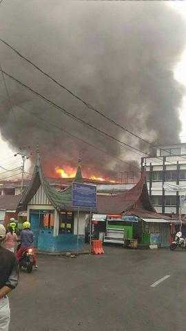 Foto 74 Kebakaran Dilihat dari samping Eks. Bioskop Gloria Pasar Atas Bukittinggi