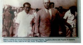 Presiden Soekarno menerima Merle H. Cochran di Lapangan Maguwo