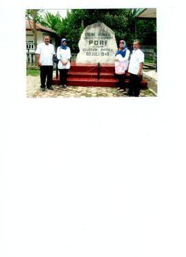 Foto 10 Foto Bersama Di Depan Monumen Rumah Perundingan PDRI