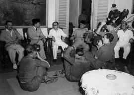 Bung Hatta dan Presiden Soekarno Dikerubungi Wartawan