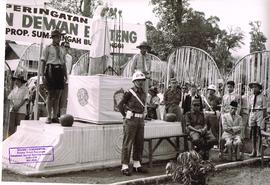 Pelajar dan Masyarakat Merayakan Upacara Peringatan 1 Tahun Dewan Benteng Tahun 1957